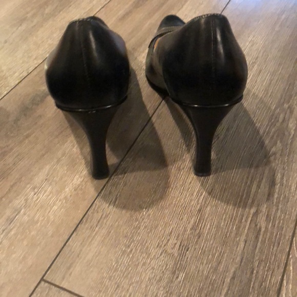 Pointed heels with button accent - Picture 4 of 5